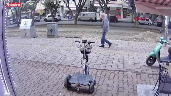 Ekmek almak için çıkmıştı kepçenin altında kalarak öldü: Kaza anı kamerada!