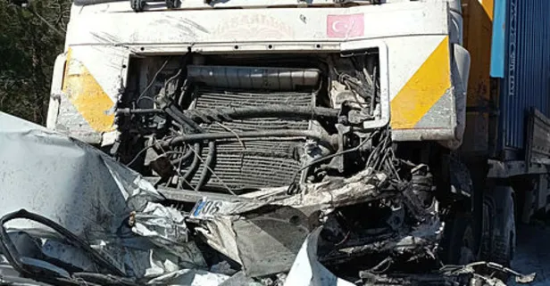 Mersin’de feci kaza! Cezaevi aracıyla kamyon çarpıştı, 23 kişi yaralandı