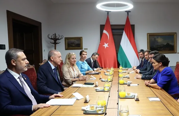 baskan-erdogan-ozbekistan-cumhurbaskani-mirziyoyev-ve-sirbistan-cumhurbaskani-aleksandar-vucic-ile-bir-araya-g-1692559527005.jpeg Başkan Erdoğan, Özbekistan, Sırbıstan ve Macaristan Cumhurbaşkanlarıyla bir araya geldi-6