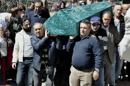 Ünlü oyuncu Şevket Altuğ yıllar sonra Dursun Ali Sarıoğlu’nun cenazesinde görüntülendi