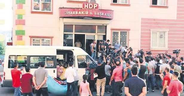 Diyarbakır’da evlat nöbeti tutan ailelerden sert tepki: Siyasi partinin içinde battaniyenin ne işi var?