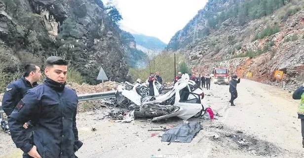 Adana’da kahreden olay! Üzerine kaya devrilen otomobildeki 4 öğretmen yaşamını yitirdi