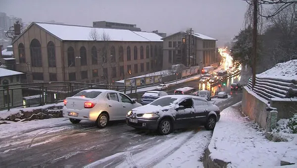 son-dakika-gunlerdir-uyari-ustune-uyari-yapildi-ibb-karla-mucadelede-sinifta-kaldi-vatandas-isyan-etti-1613543709057.jpg SON DAKİKA! Günlerdir uyarı üstüne uyarı yapıldı! İBB karla mücadelede sınıfta kaldı, vatandaş isyan etti-4