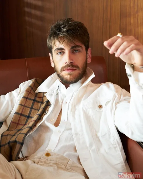 EMRE BEY KİMDİR? Henüz lise öğrenimine devam ederken oyunculuk hayatına başlayan Emre Bey, bir anda tanınan bir isim haline geldi. Gençlerin çok sevdiği bir...