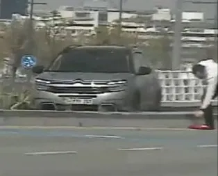 Yolun ortasında durdu, Türk bayrağını aldı!