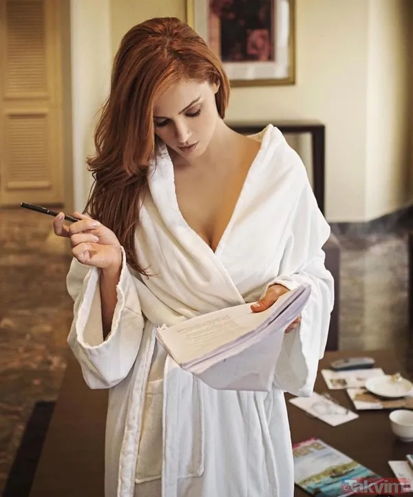 43 yaşındaki Mine Tugay göğüs dekolteli mavi elbisesi ile boy gösterdi! Derin yırtmacıyla poz verdi gören yorum yapmadan geçemedi - 4