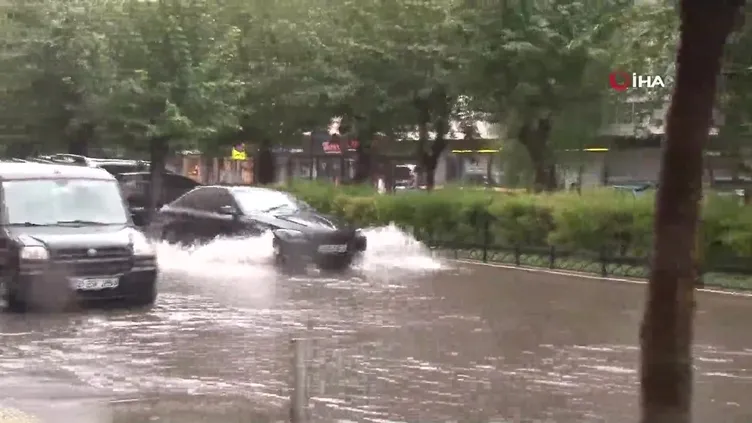 İzmir'de sağanak: Cadde ve sokaklar göle döndü!