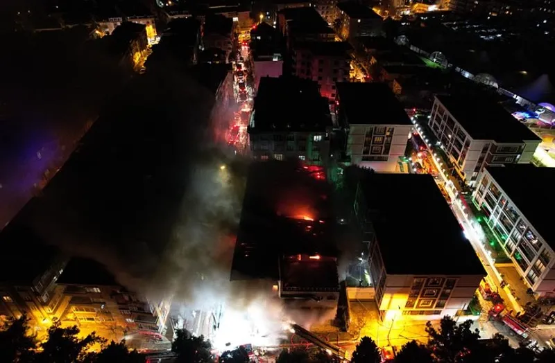 son-dakika-avcilar-ambarli-mahallesinde-korkutan-yangin-70-arac-ve-187-personel-bolgede-son-durum-ne-1709069145220.jpeg SON DAKİKA | Avcılar’da tekstil fabrikasında korkutan yangın | Alevler geceyi aydınlattı! Yaralı var mı? İşte son durum...-4