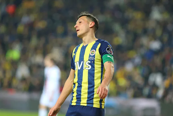 ozel-haber-i-mesut-ozilin-menajerinden-flas-hamle-fenerbahce-yonetimine-o-maddeyi-hatirlatildi-1650546791199.jpg