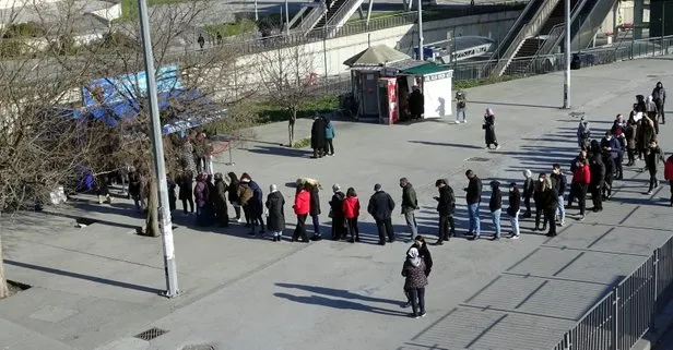 İstanbul’da yine kuyruk! Avcılar’da İstanbul Kart’larını yenilemek isteyen öğrenciler metrelerce kuyruk oluşturdu