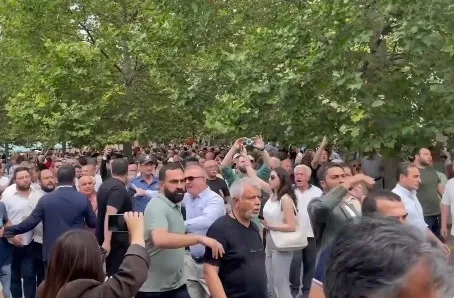 mustafa-sarigulden-cami-onunde-skandal-hareket-vatandasa-tekme-atti-1784899529119.jpeg Mustafa Sarıgül’den cami önünde skandal hareket! Vatandaşa tekme attı-2