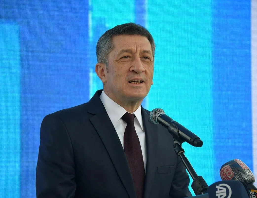 Bakan Selçuk’tan on binlerce öğrenciye tablet müdjesi