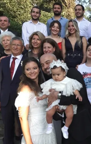 Koronavirüs nedeniyle ertelemişlerdi! Doktor çift 8 aylık bebekleriyle düğün yaptılar
