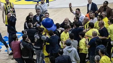 Fenerbahçe-Monaco maçının ardından ortalık karıştı! Taraftarlarla basketbolcular birbirine girdi
