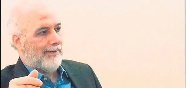 Gülen hezeyan içinde