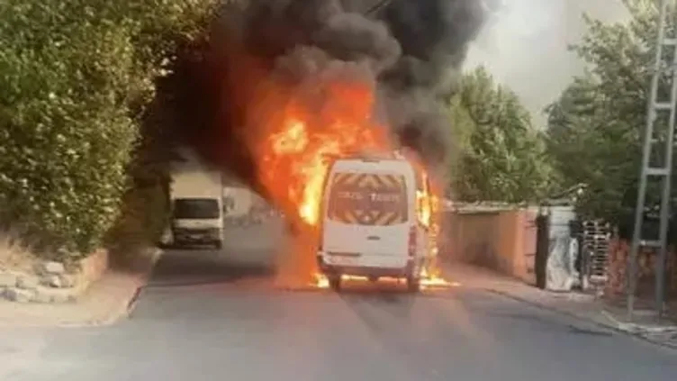 Ümraniye'de servis aracı alev alev yandı!