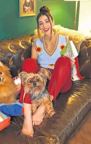 Fulya Zenginer'den köpekli poz