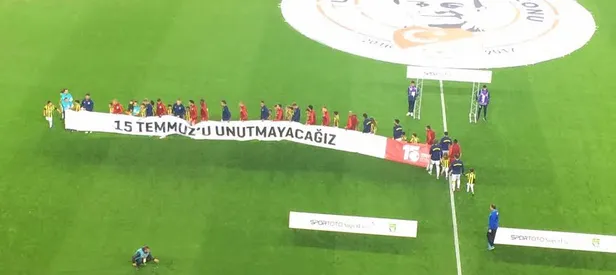 Dev derbide anlamlı pankart