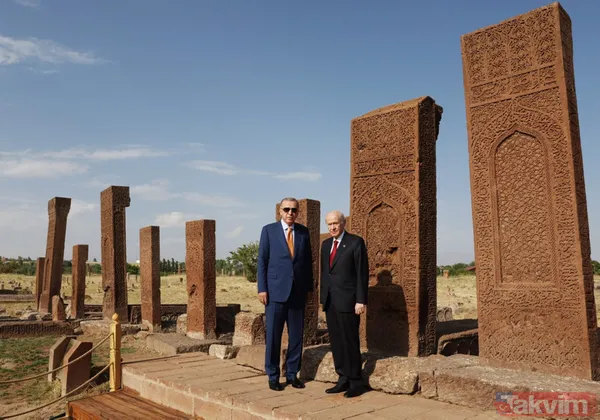 Malazgirt Zaferi'nin 951. yıl dönümünde Ahlat'tan coşku dolu kareler! Başkan Erdoğan ve Devlet Bahçeli Selçuklu mezarını ziyaret etti - 32