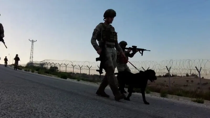 hudut-kartallari-gorev-basinda-1i-teror-orgutu-mensubu-6-kisi-yakalandi-1726501507980.jpeg Hudut kartalları görev başında: 1'i terör örgütü mensubu 6 kişi yakalandı-2