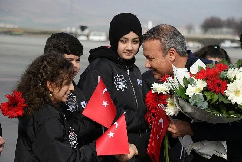 Gezeravcı Uluslararası Uzay İstasyonu'na giderken yanında götürdüğü 13 Türk bayrağını çocuklara verdi.
