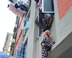 Düşen kadını saçlarından yakaladı