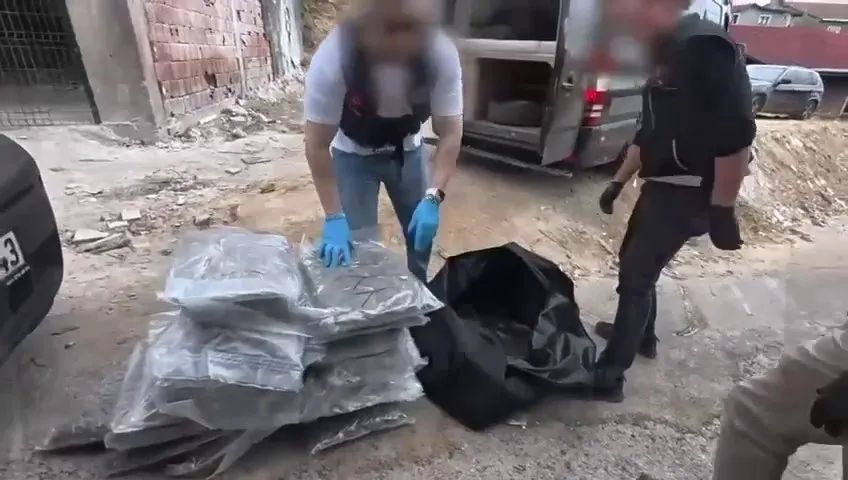 beykozda-iki-aracta-409-kilo-600-gram-skunk-ele-gecirildi-3-gozalti-1789322996015.jpeg Beykoz'da iki araçta 409 kilo 600 gram skunk ele geçirildi, 3 gözaltı-2