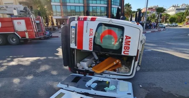 Antalya’da ambulans ile otomobil çarpıştı: 6 yaralı