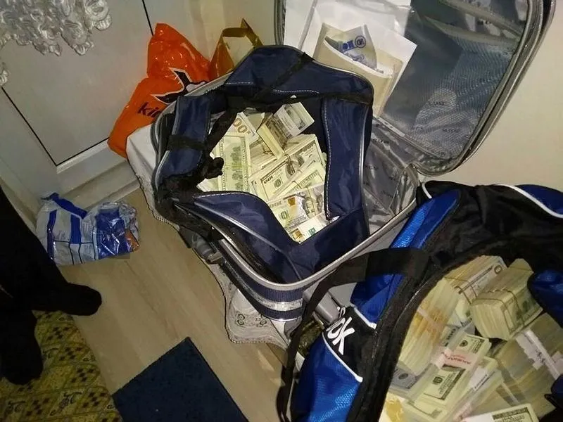 FETÖ'cü hainin evinden 1 milyon dolar çıktı-1