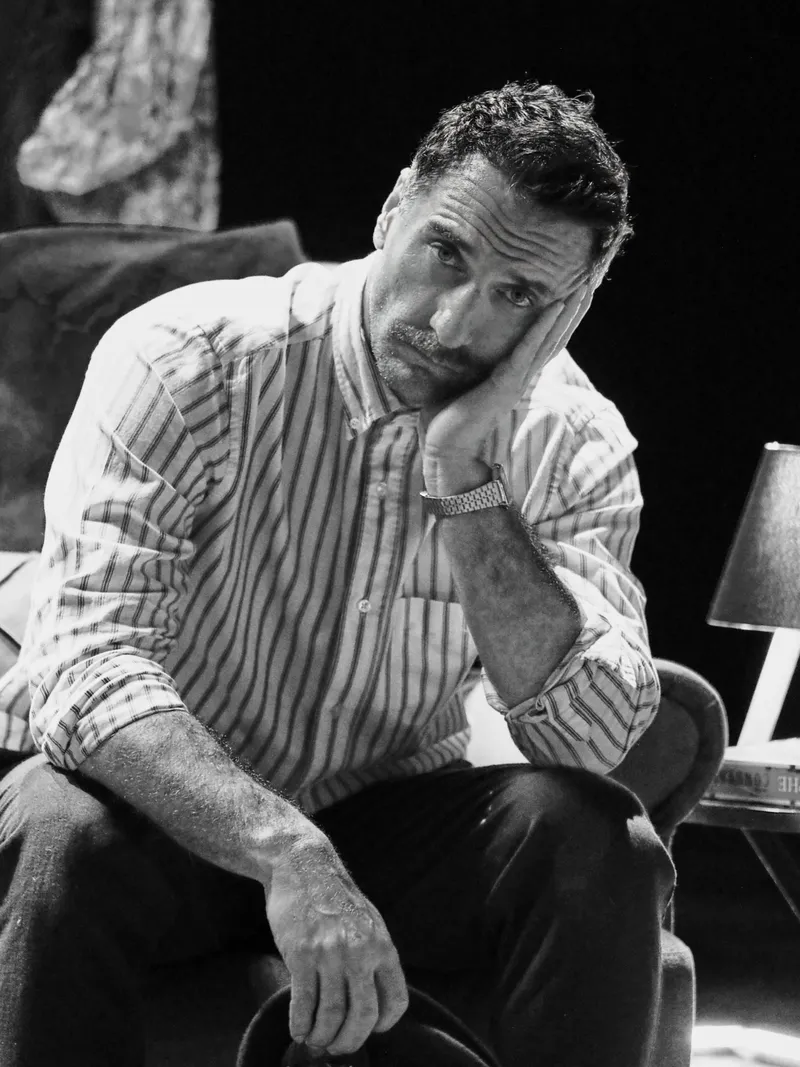 1772961193132.jpg Oyuncu Fırat Çelik gizemli kız arkadaşıyla görüntülendi: Kameraları görünce yüzünü gizledi-5