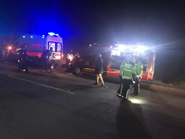 konyada-yolcu-otobusu-sarampole-devrildi-15-yarali-1671944038722.jpg