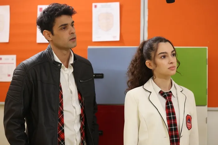 kardeslerim-111-bolum-fragmani-yayinlandi-500-bin-dolari-olup-da-fakir-olan-tek-insanlar-biziz-1703659223780.jpg Kardeşlerim 111. bölüm fragmanı yayınlandı: 500 bin doları olup da fakir olan tek insanlar biziz!-2