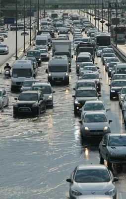 E-5'i su bastı, trafik durdu