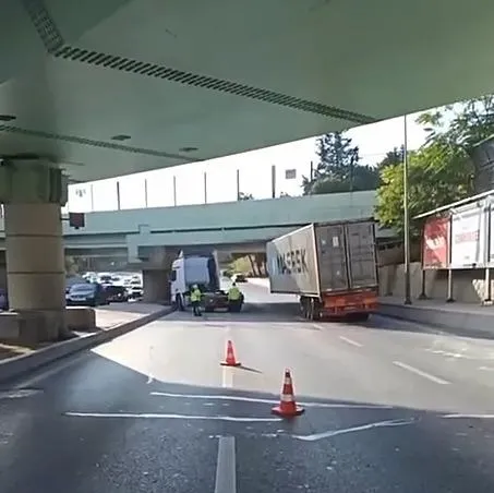 Bakırköy’de TIR üst geçide çarptı