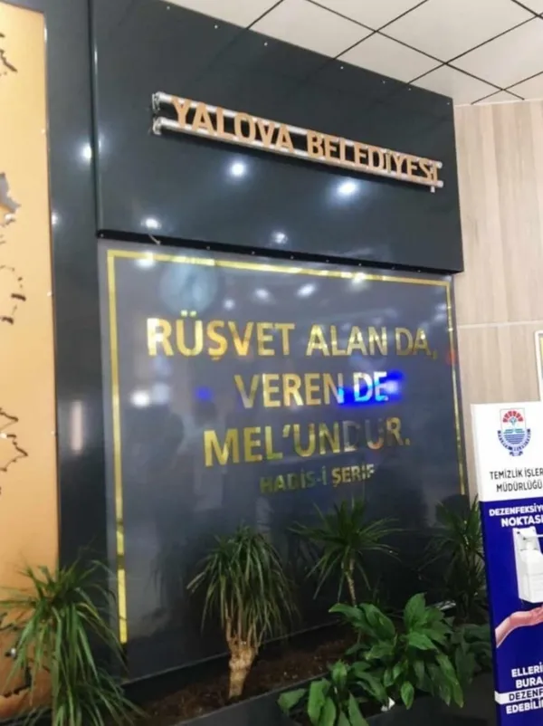 chpli-vefa-salmanin-gorevden-alindigi-yalova-belediye-baskanliginin-girisine-rusvet-alan-da-veren-de-melundur-hadisi-serifi-yazildi-1593086527975.jpg CHP'li Vefa Salman'ın görevden alındığı Yalova Belediye Başkanlığı'nın girişine, "Rüşvet alan da, veren de mel'undur" hadis-i şerifi yazıldı-2