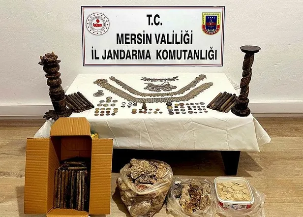 mersinde-kacakcilara-operasyon-balina-kusmugu-ele-gecirildi-1667557068008.jpeg Mersin'de kaçakçılara operasyon: Balina kusmuğu ele geçirildi-1