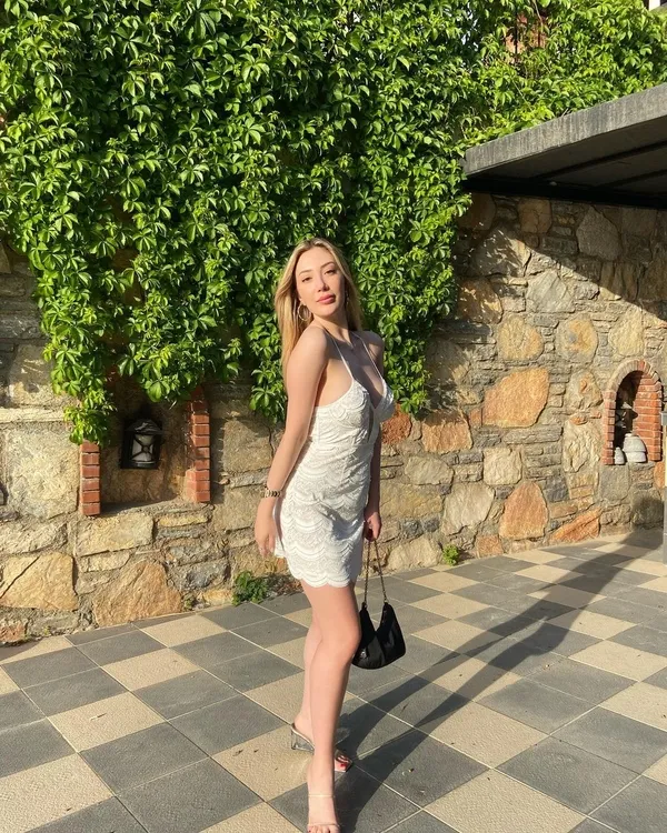 yasmin-erbil-vucudunu-saran-ultra-minisiyle-dikkat-cekti-mehmet-ali-erbilin-biricik-kizi-sosyal-medyaya-damga-1656438147239.jpg Yasmin Erbil vücudunu saran ultra minisiyle dikkat çekti! Mehmet Ali Erbil’in biricik kızı sosyal medyaya damga vurdu! Fit haliyle...-5