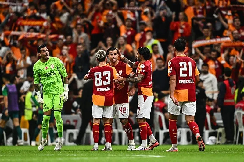 spor-yazarlarindan-galatasaray-ovgusu-gozlerimizin-pasini-sildi-1789365607511.jpeg Spor yazarlarından Galatasaray övgüsü: "Gözlerimizin pasını sildi"-6