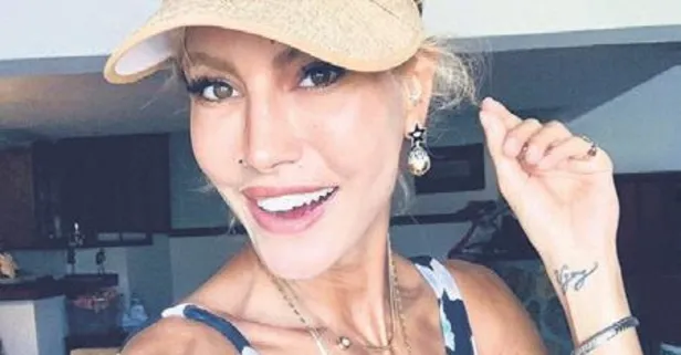 Çağla Şıkel plajda bile şıklığından ödün vermiyor!