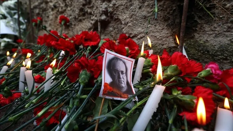 ugur-mumcu-suikastinin-uzerinden-31-yil-gecti-mossad-parmagi-kim-nasil-tehdit-etti-cumhuriyet-yine-riyakarlik-1706088024274.jpeg Uğur Mumcu suikastının üzerinden 31 yıl geçti! FETÖ ve MOSSAD parmağı! Kim nasıl tehdit etti? | Cumhuriyet neyi perdeliyor?-5