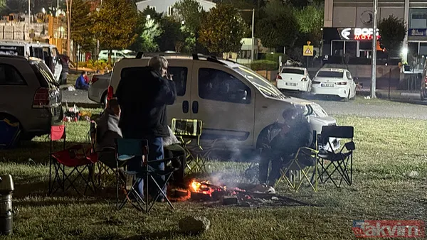 İstanbullu deprem sonrası geceyi dışarıda geçirdi: Parklar bahçeler camiler... - 26