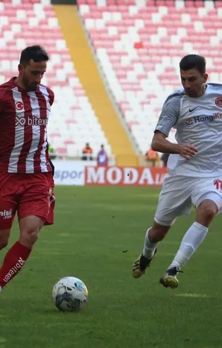 Sivasspor - Ümraniyespor maçında puanlar paylaşıldı: 2-2