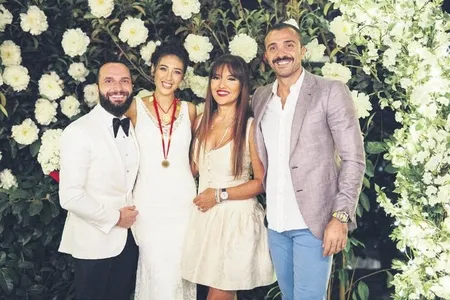 Demet Akalın’ın Özlem Ada Şahin’e hediye ettiği saat sosyal medyaya damga vurdu!