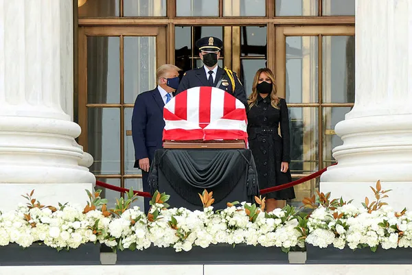 donald-trump-abd-yuksek-mahkemesi-yargici-ruth-bader-ginsburgun-cenazesini-ziyaret-etti-1600968187628.jpg