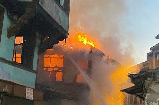 Bursa'da tarihi bina yanarak kül oldu