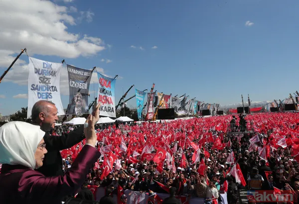 Başkan Erdoğan Ve Eşi Emine Erdoğan Miting Alanındaki Kalabalığı Selamladı.