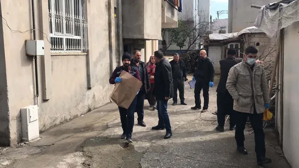 bosanma-asamasindaki-esini-sokak-ortasinda-av-tufegi-ile-vurup-kacti-agir-yaralanan-kadin-hastaneye-kaldirildi-1646644113597.jpg Boşanma aşamasındaki eşini sokak ortasında av tüfeği ile vurup kaçtı! Ağır yaralanan Remziye Yücel kurtarılamadı-9