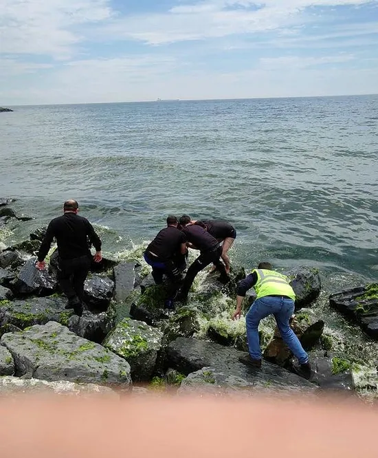 Bakırköy'de denize atlayarak intihar etmek isteyen kadını polis kurtardı-2