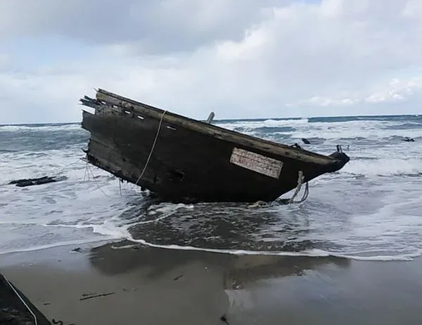 Ceset dolu tekne karaya vurdu, görenler şoke oldu!-2