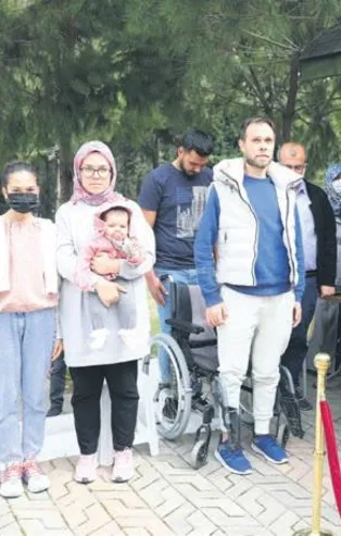 Şehitlikteki anma töreninde duygusal anlar: Tekerlekli sandalyesinde saygı duruşu için kalktı